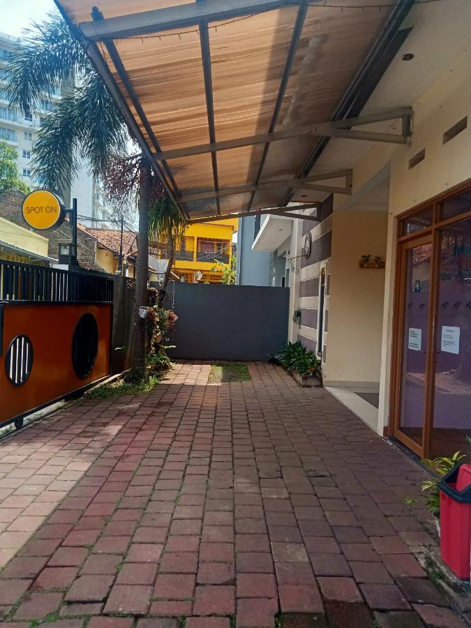 Radio Backpacker Guesthouse Syariah Bandung Dış mekan fotoğraf
